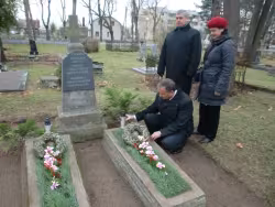 V.Krikščiūnas, A.Nevardauskis ir I.Baliukaitytė prie P.Dauguviečio kapo. 