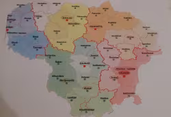 Teismų reforma žemėlapyje: teismų teritorijos pažymėtos skirtingomis spalvomis, buveinės miestas apvestas raudonai.