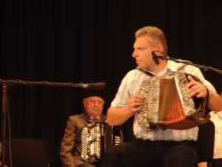 nuotraukoje teisėjas Jonas Čirvinskas groja armonika