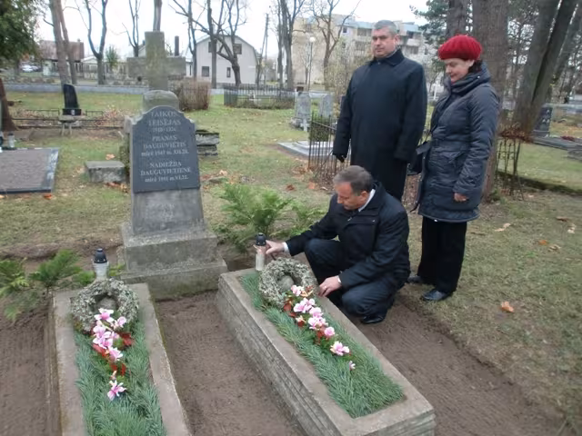 V.Krikščiūnas, A.Nevardauskis ir I.Baliukaitytė prie P.Dauguviečio kapo. 